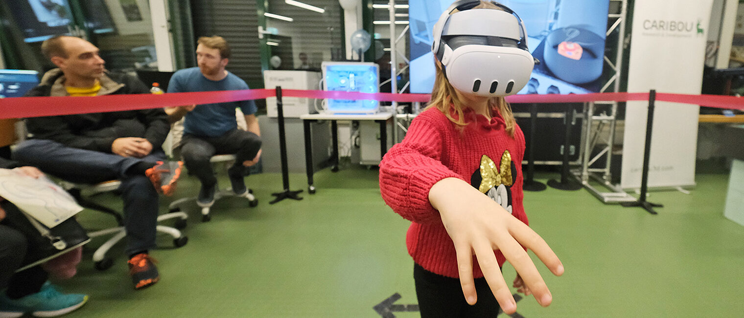 Ein Kinde testet eine VR-Brille