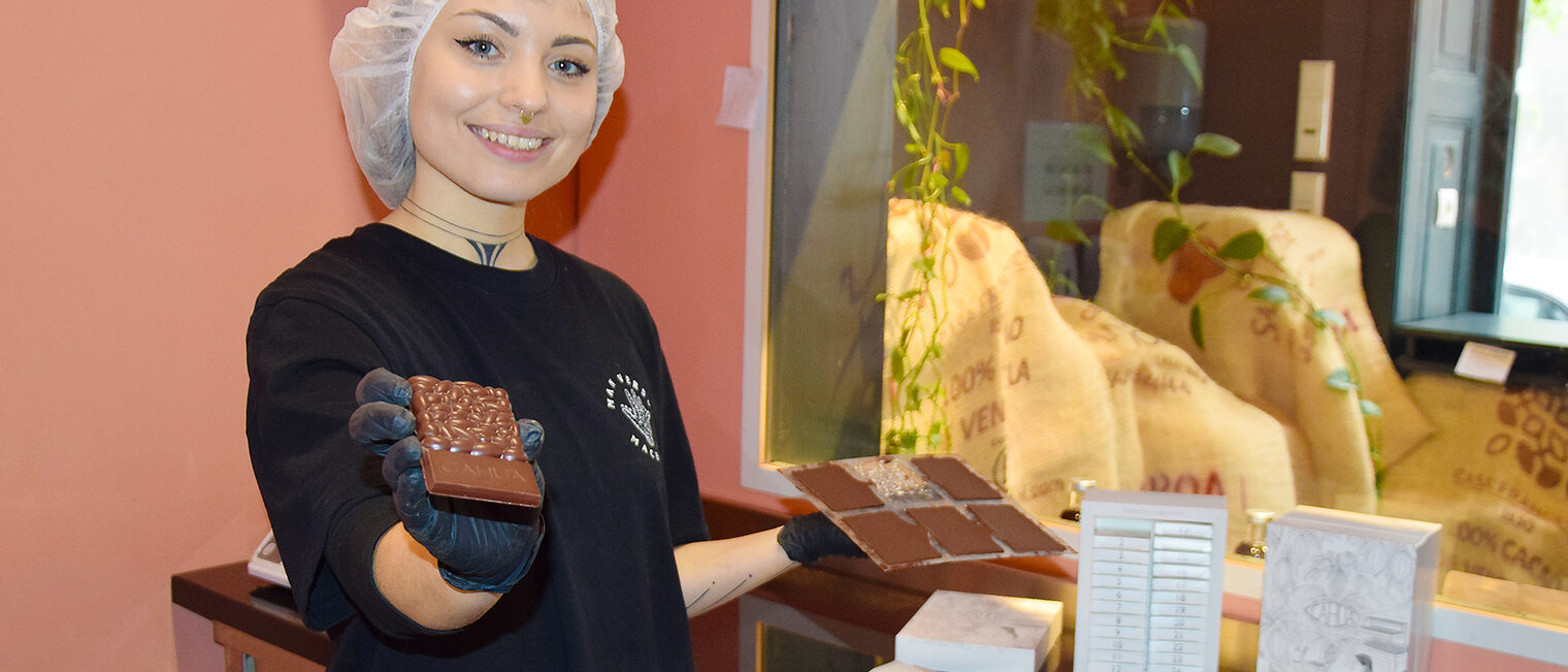 Franka Rössel präsentiert ihre handgefertigte Schokolade.