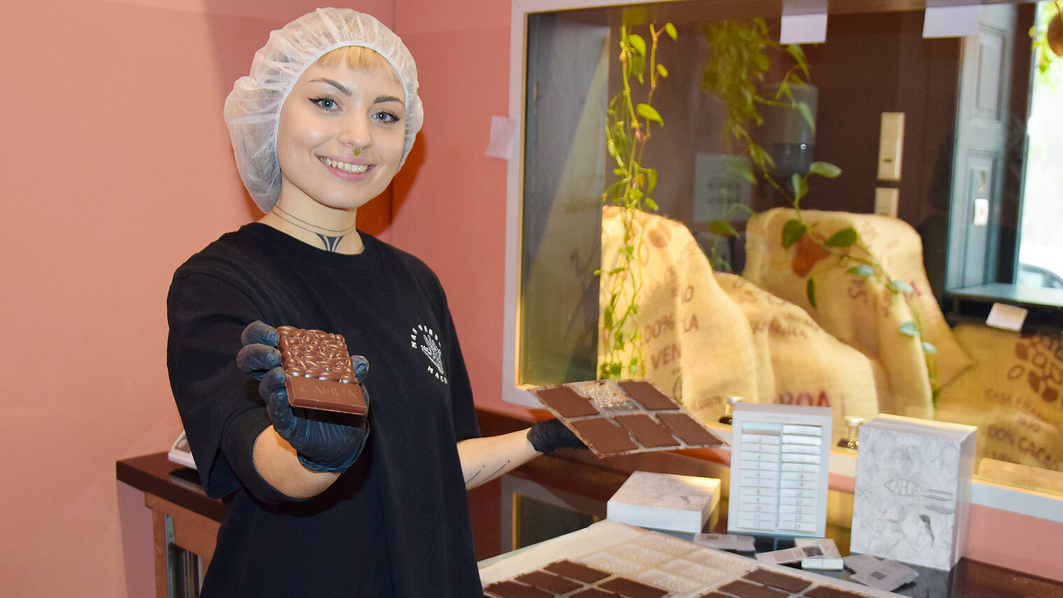 Franka Rössel präsentiert ihre handgefertigte Schokolade.