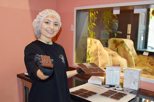 Franka Rössel präsentiert ihre handgefertigte Schokolade.