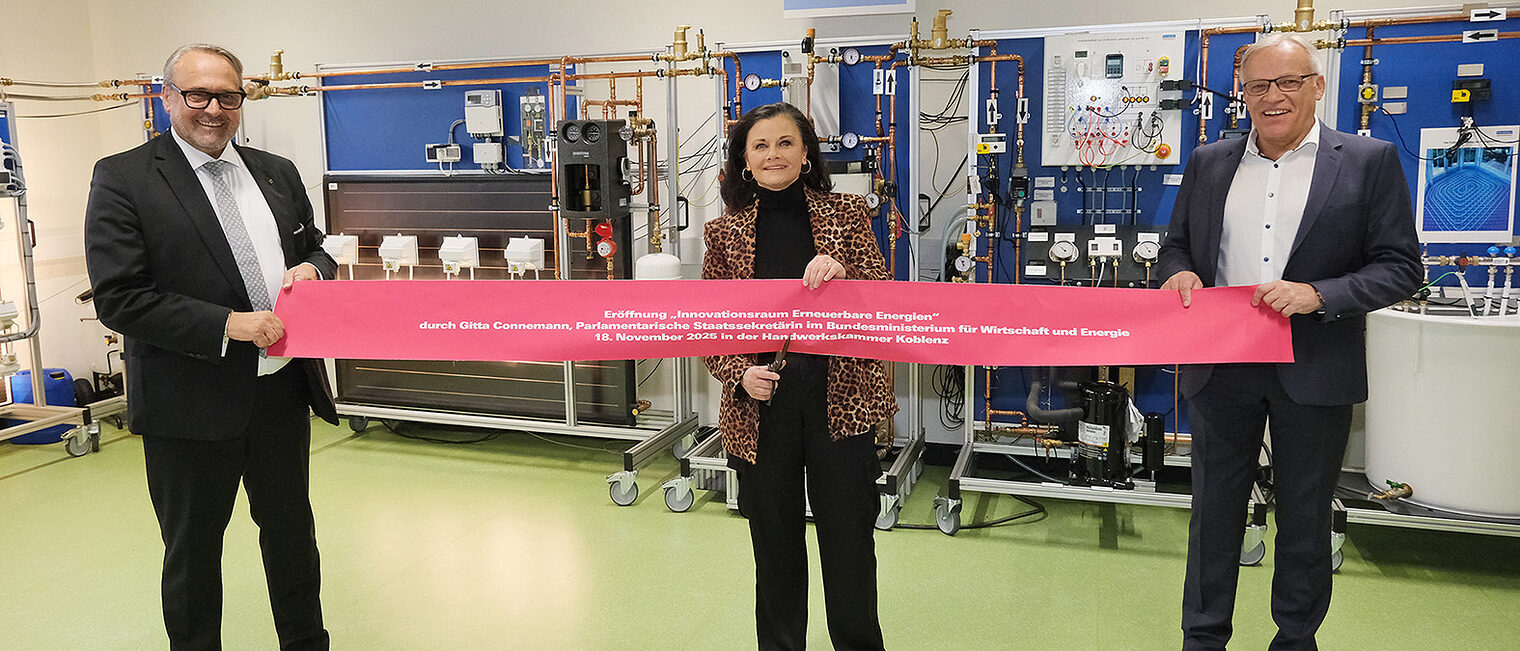 Gitta Connemann schneidet symbolisch ein rotes Band durch.