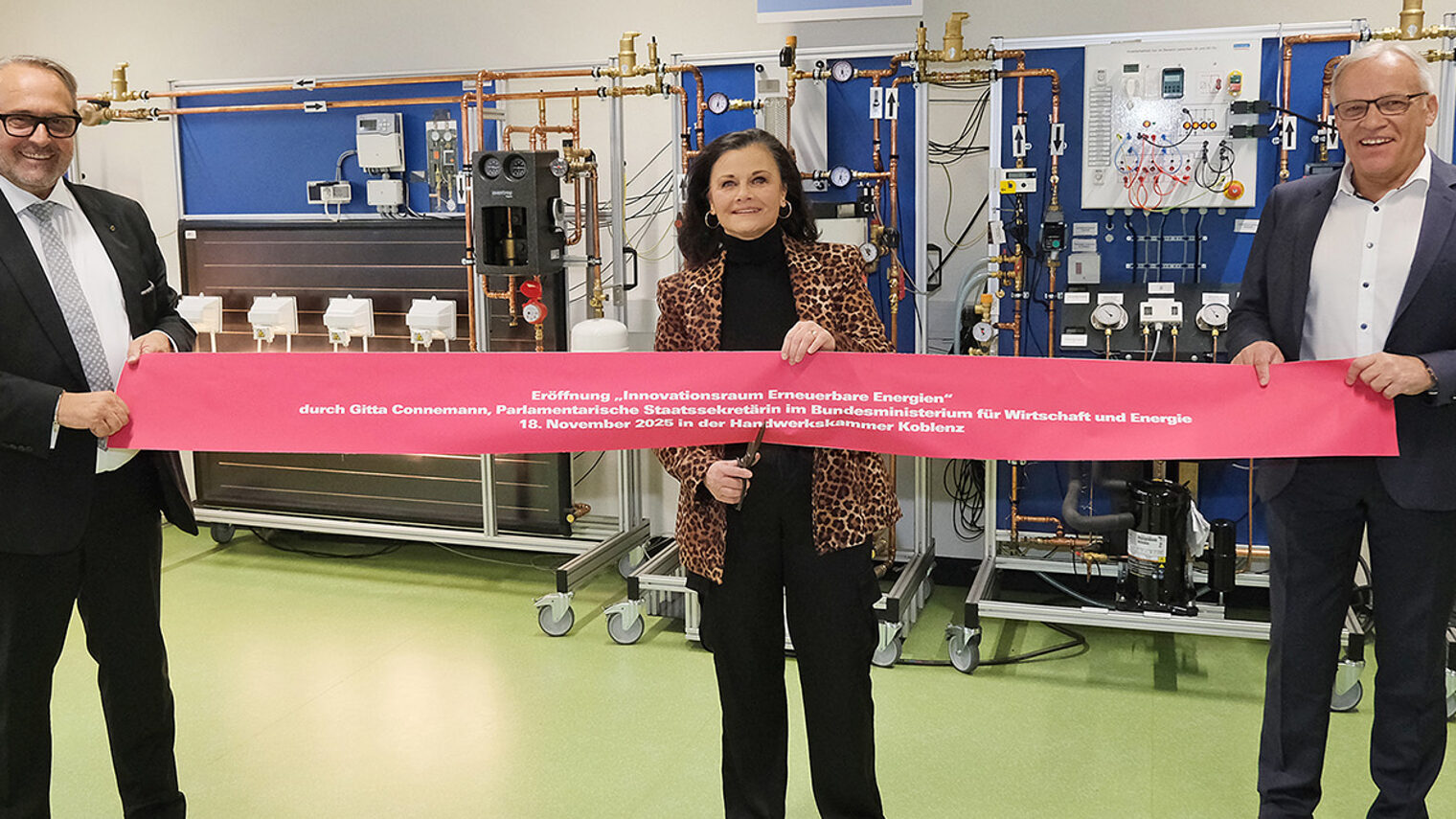 Gitta Connemann schneidet symbolisch ein rotes Band durch.