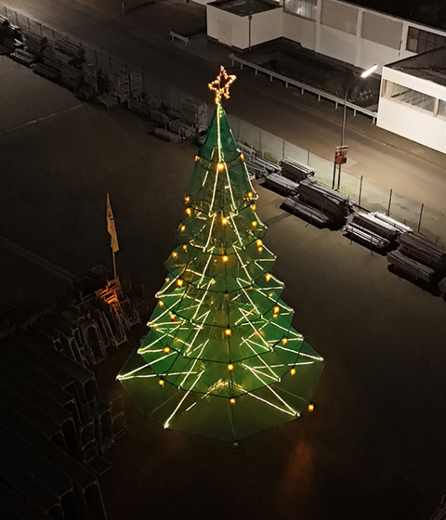 der stählerne Weihnachtsbaum geschmückt im Dunkeln