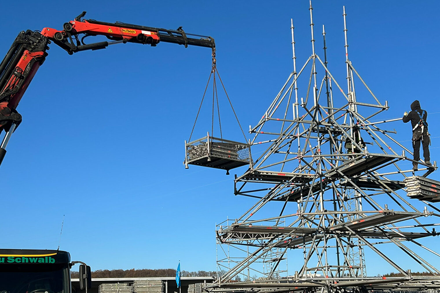 Der Weihnachtsbaum aus Stahl wird aufgebaut.