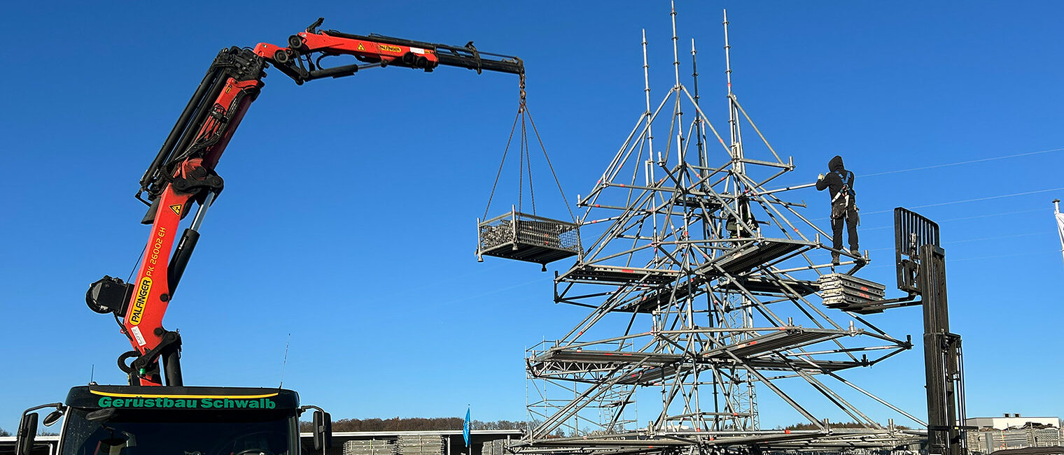Der Weihnachtsbaum aus Stahl wird aufgebaut.