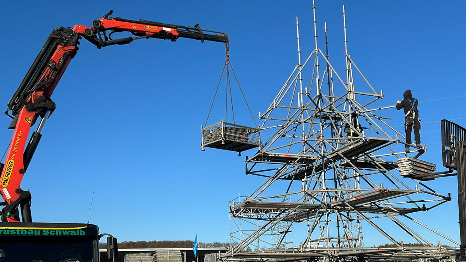 Der Weihnachtsbaum aus Stahl wird aufgebaut.