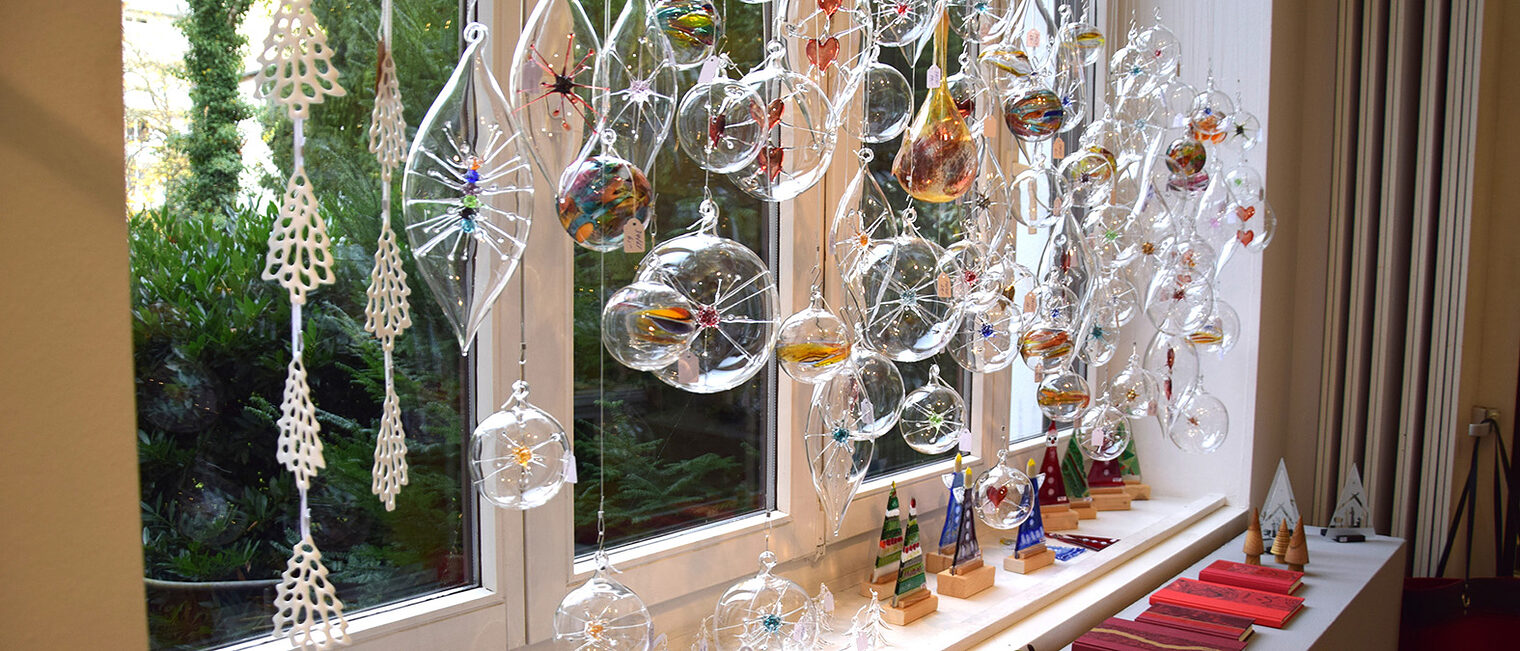 verschiedene Glaskugeln in der aktuellen Winterausstellung