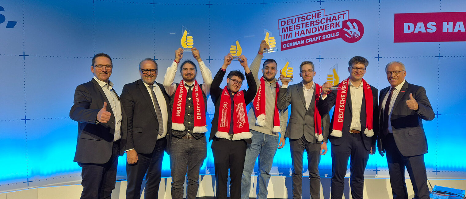 Gruppenbild der jubelnden Bundessieger und Preisträger mit den Gratulanten