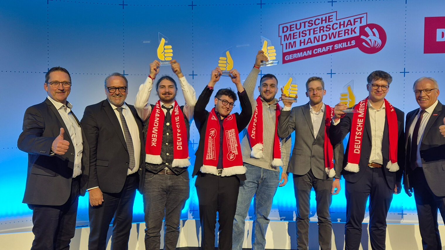 Gruppenbild der jubelnden Bundessieger und Preisträger mit den Gratulanten