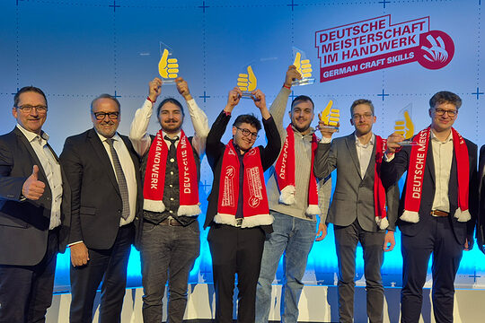 Gruppenbild der jubelnden Bundessieger und Preisträger mit den Gratulanten