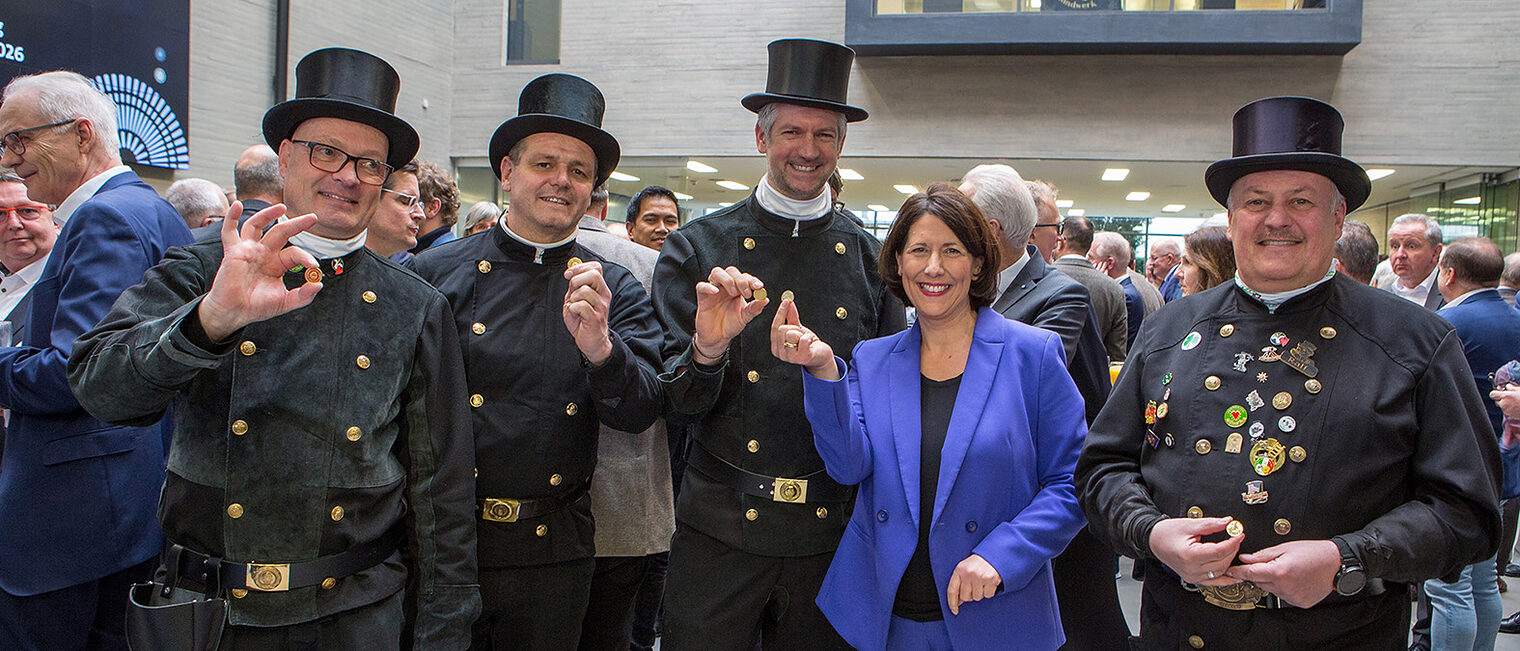 Wirtschaftsministerin Daniela Schmitt empfängt aus Händen der Schornsteinfeger-Innung ihren Glücksbringer 2026.