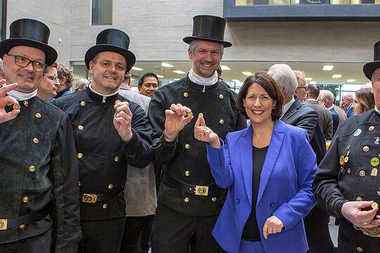 Wirtschaftsministerin Daniela Schmitt empfängt aus Händen der Schornsteinfeger-Innung ihren Glücksbringer 2026.