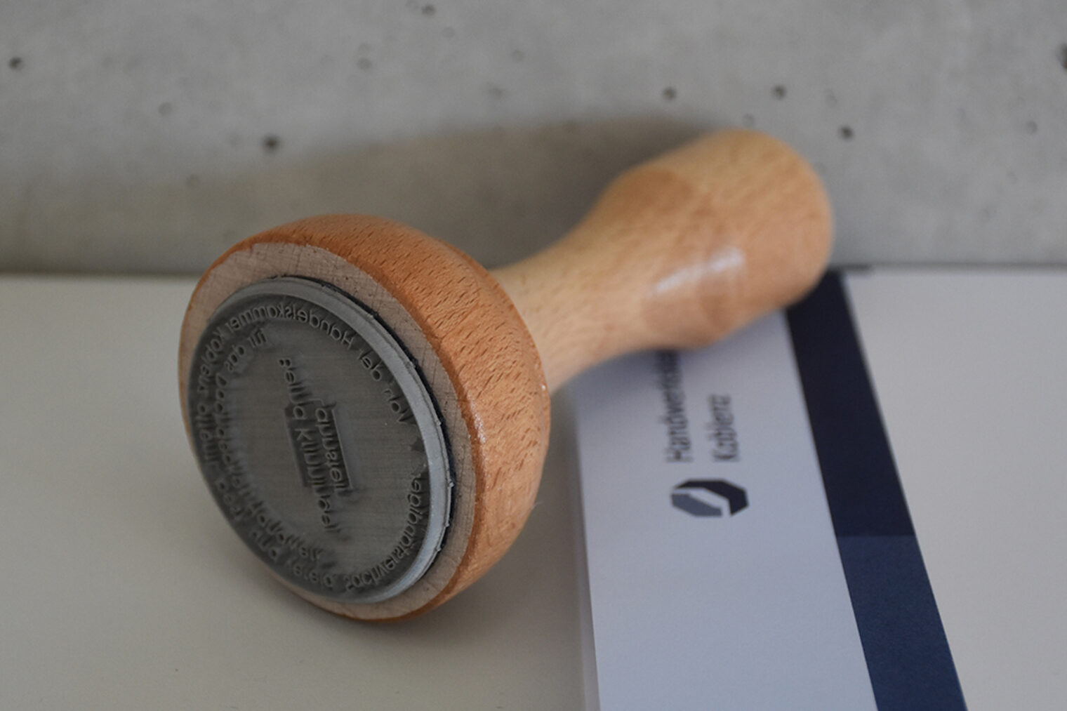 Bild von einem Stempel der auf einem Papierblock liegt