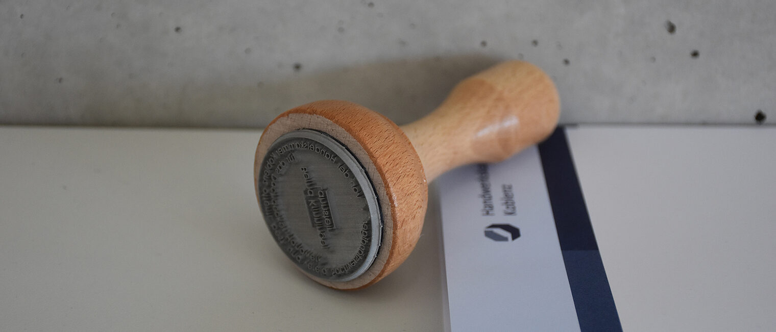 Bild von einem Stempel der auf einem Papierblock liegt