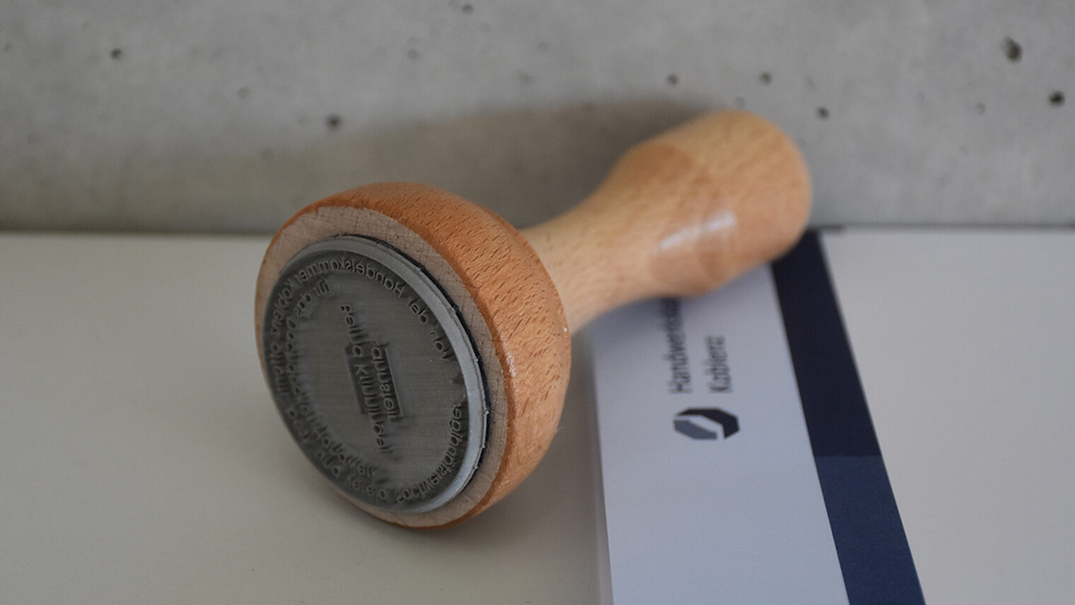 Bild von einem Stempel der auf einem Papierblock liegt