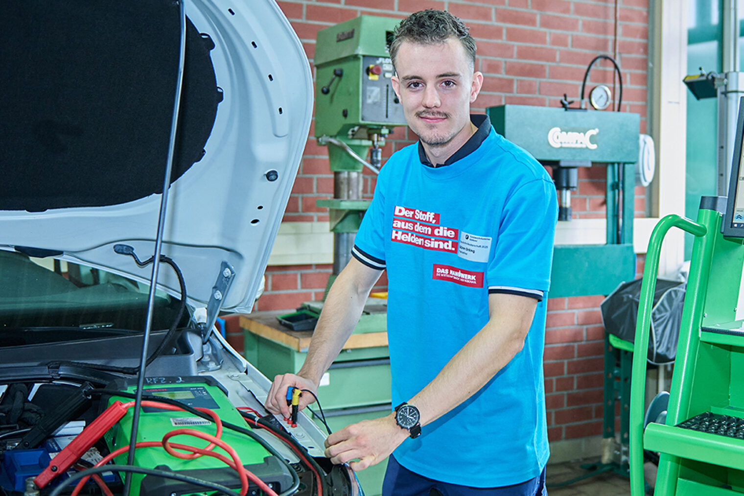 Ein Bild mit Kfz-Mechatroniker Sören Drilling