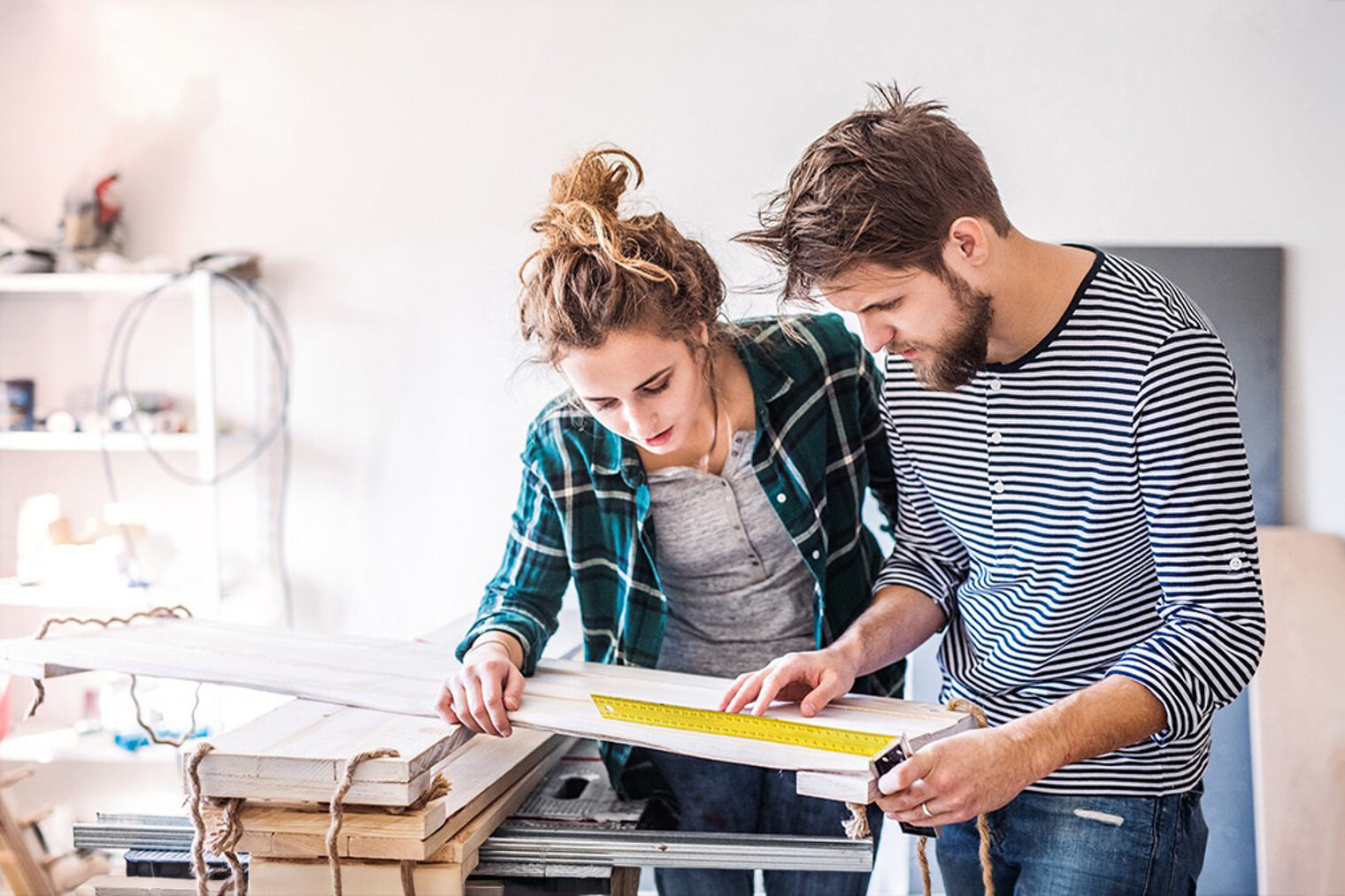 Mann und Frau besprechen eine Planungsskizze