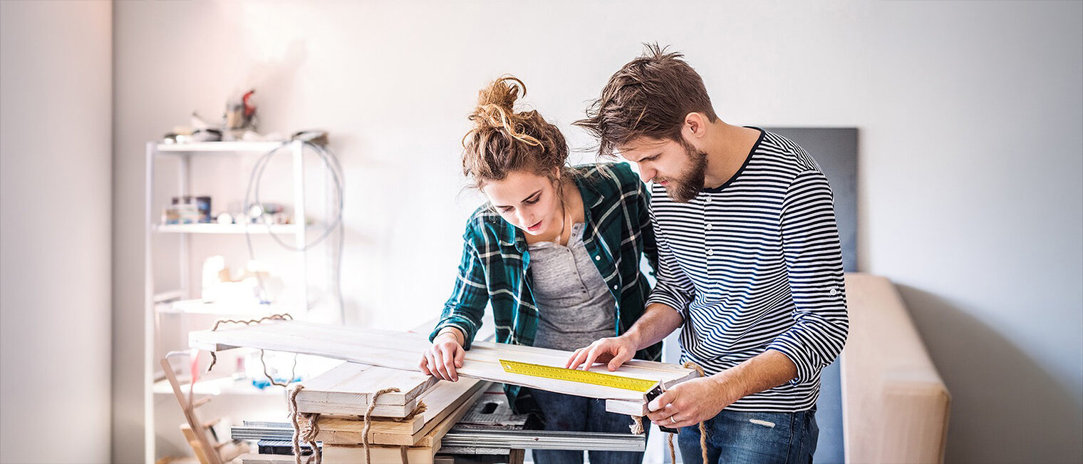 Mann und Frau besprechen eine Planungsskizze