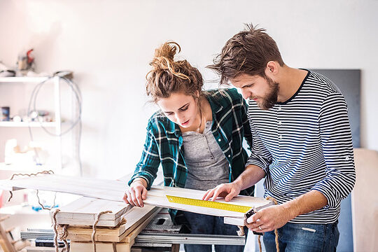 Mann und Frau besprechen eine Planungsskizze