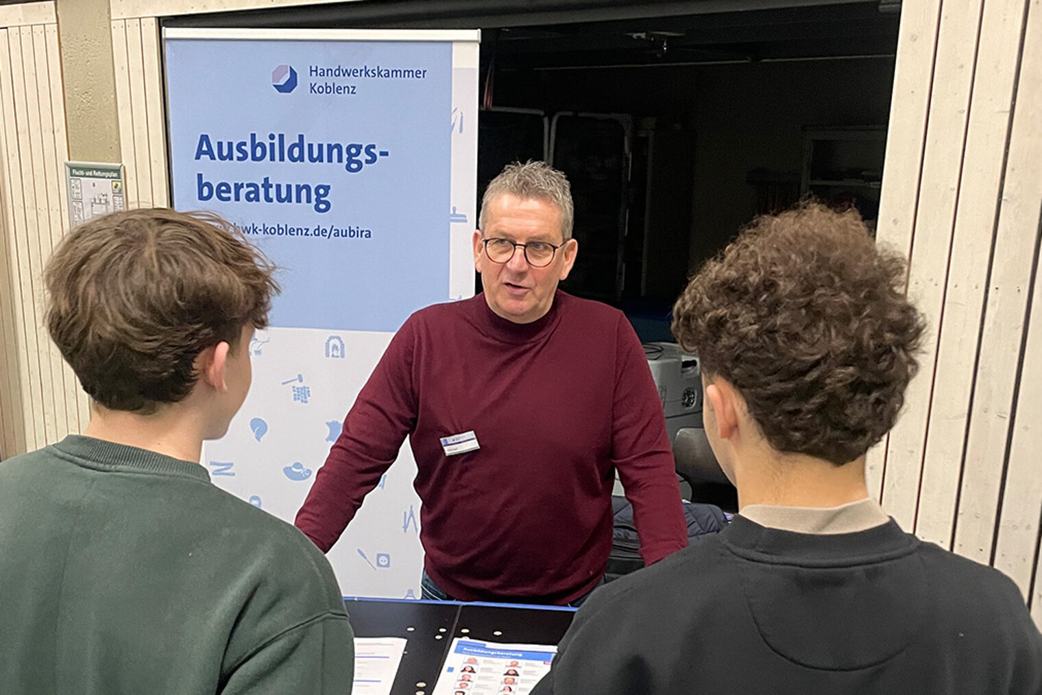 Zwei Jugendliche informieren sich am Stand der Ausbildungsberatung.
