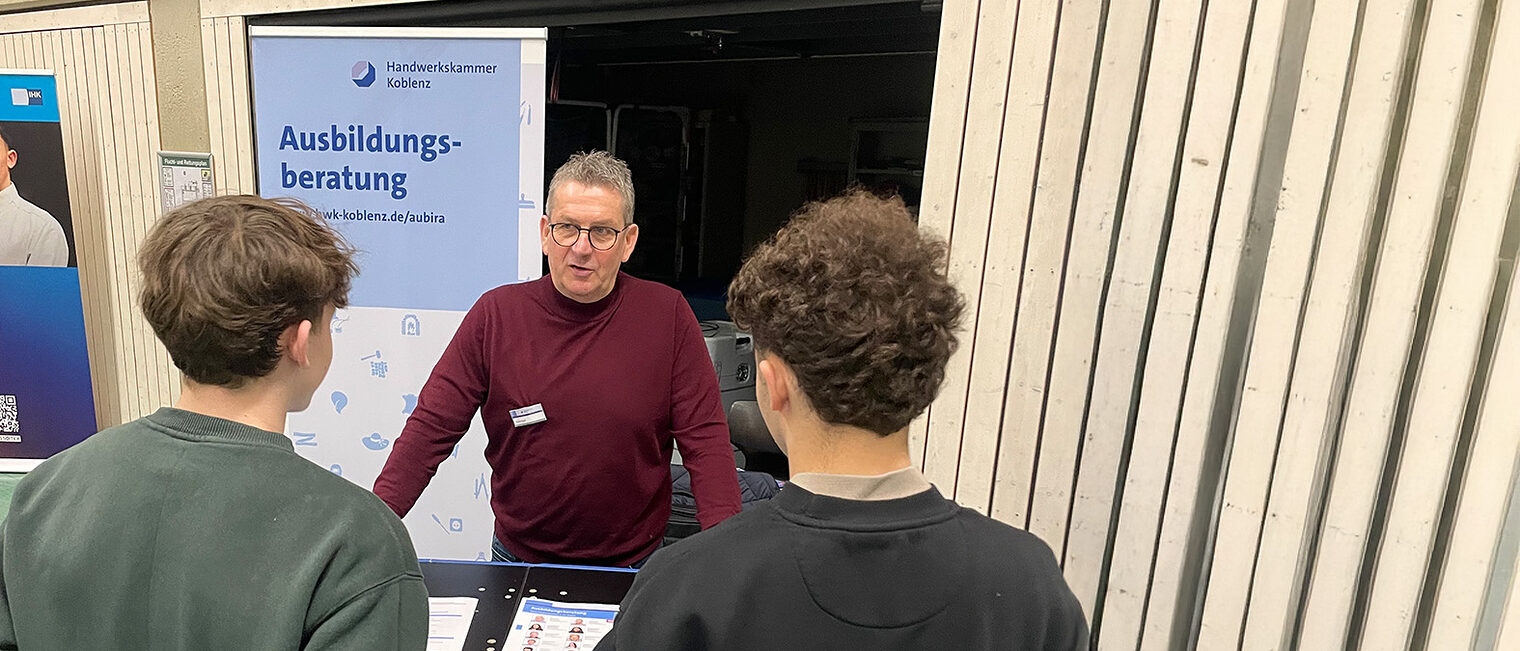 Zwei Jugendliche informieren sich am Stand der Ausbildungsberatung.