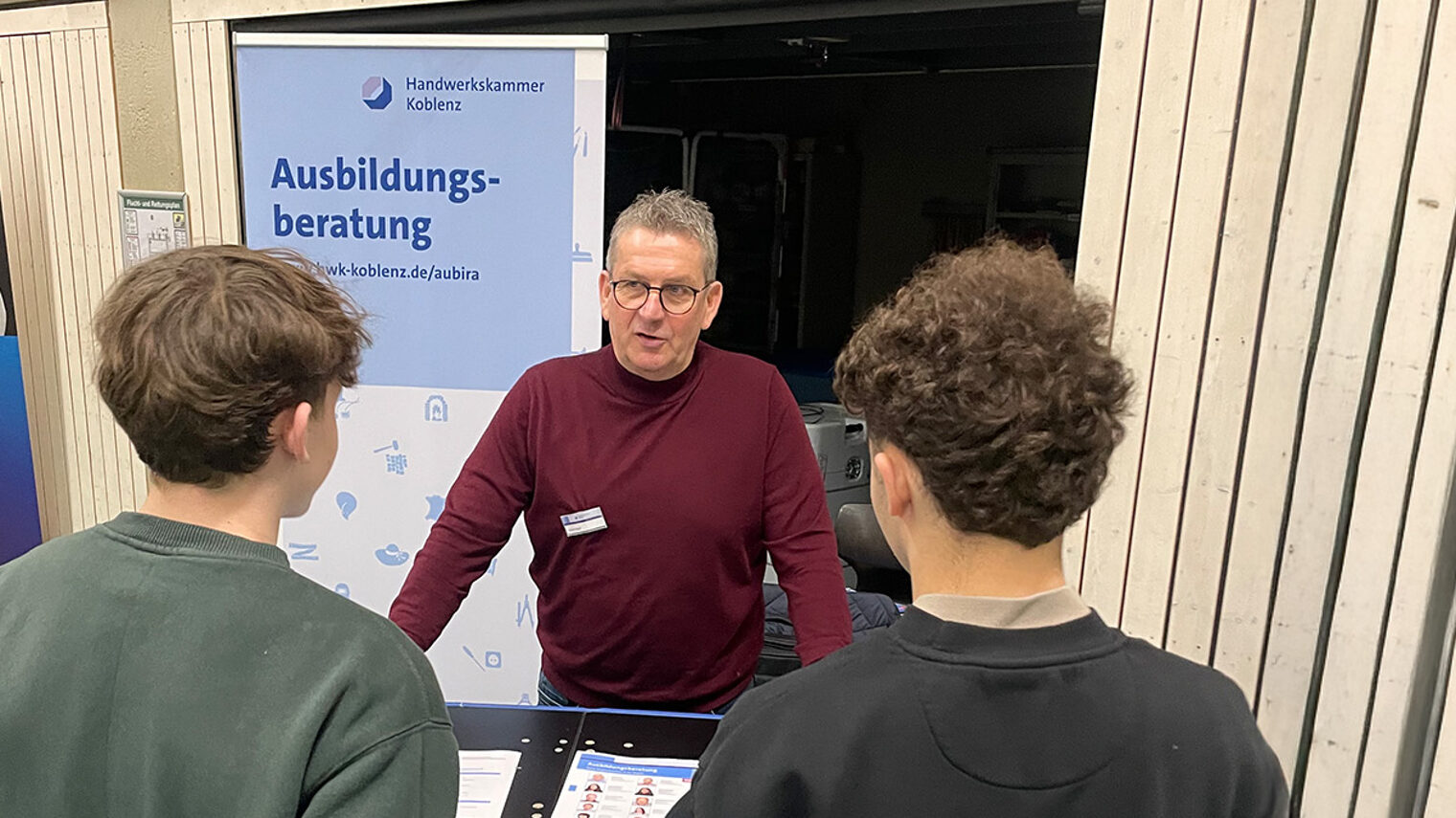 Zwei Jugendliche informieren sich am Stand der Ausbildungsberatung.