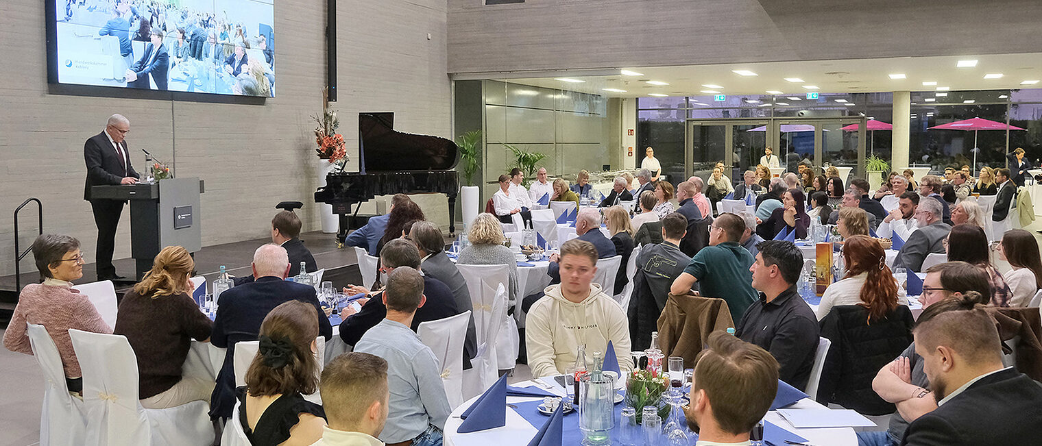 Gäste der Veranstaltung während der Rede von HwK-Präsident Kurt Krautscheid