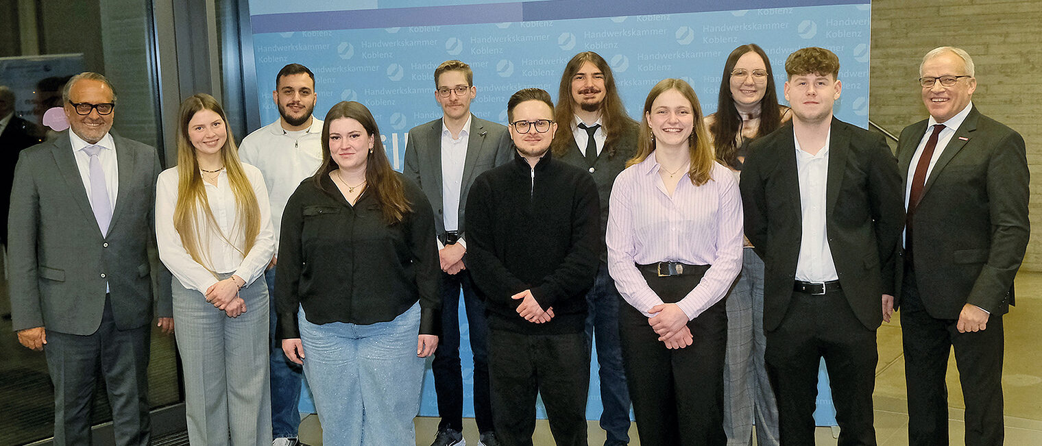Gruppenbild der besten Nachwuchshandwerker aus dem Kammerbezirk