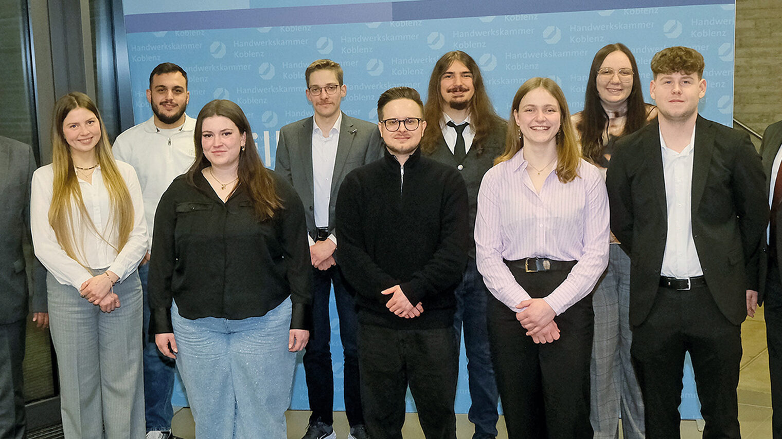 Gruppenbild der besten Nachwuchshandwerker aus dem Kammerbezirk