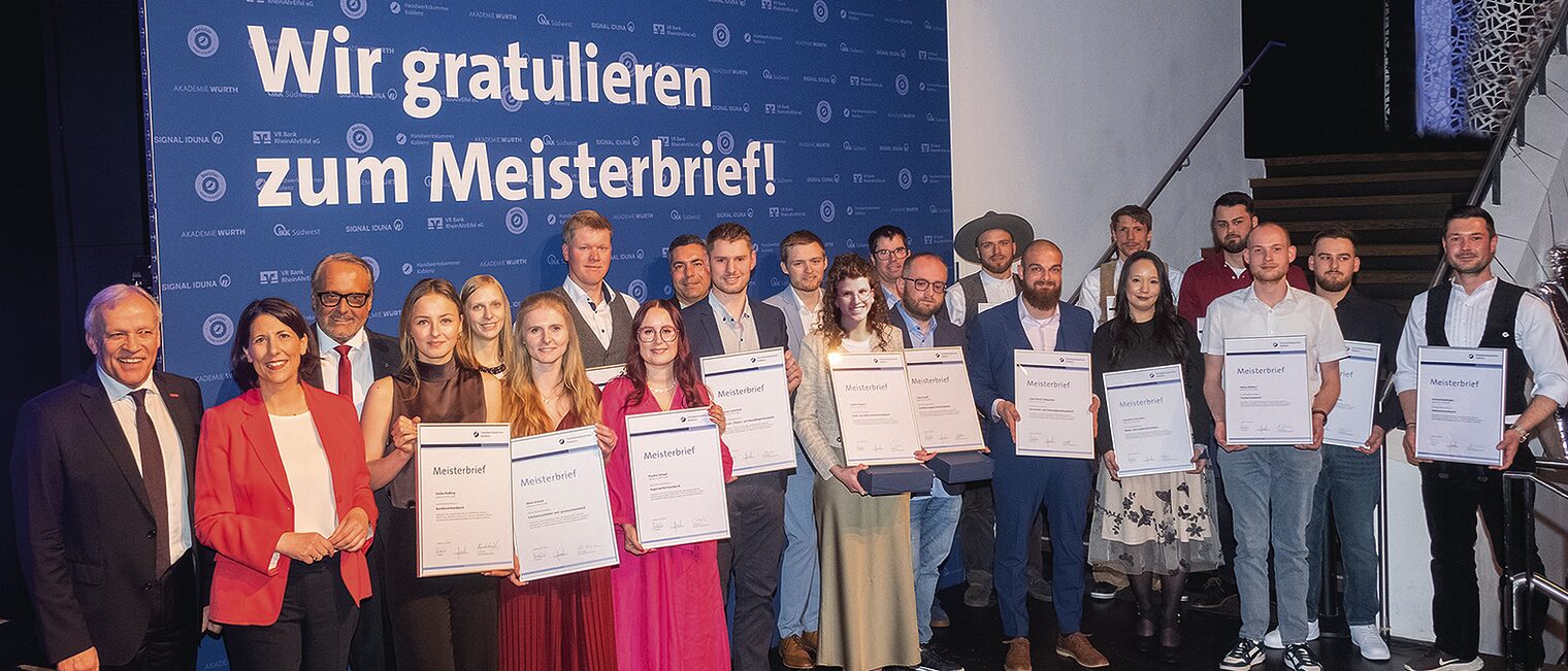 Gruppenbild mit den 19 Besten ihres Gewerkes