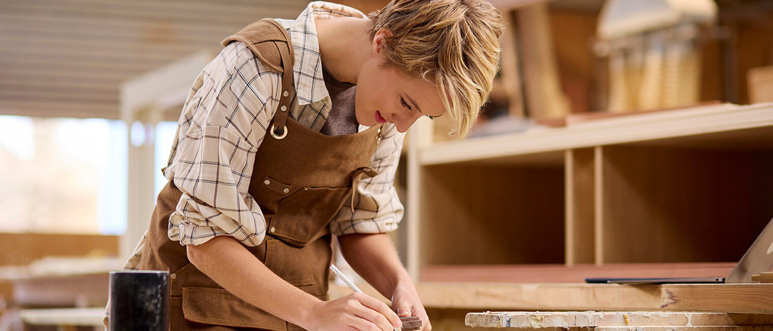 Tischlerin in der Werkstatt