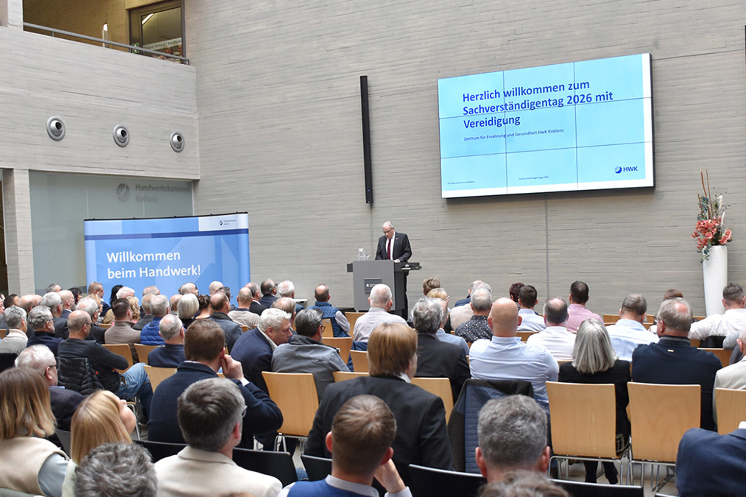 Gäste der Veranstaltung im Atrium des Zentrums für Ernährung und Gesundheit