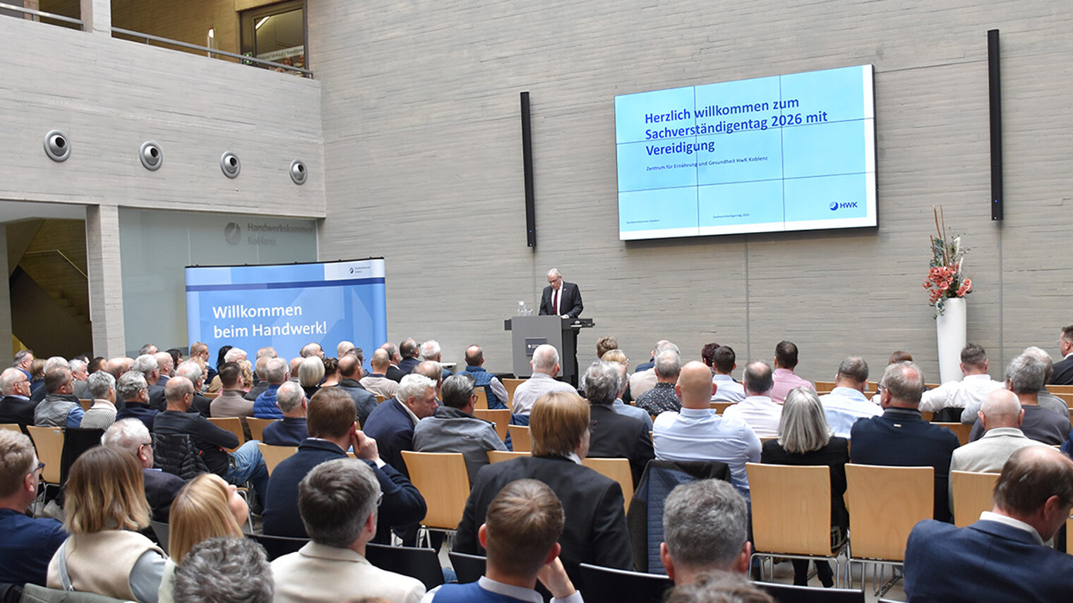 Gäste der Veranstaltung im Atrium des Zentrums für Ernährung und Gesundheit