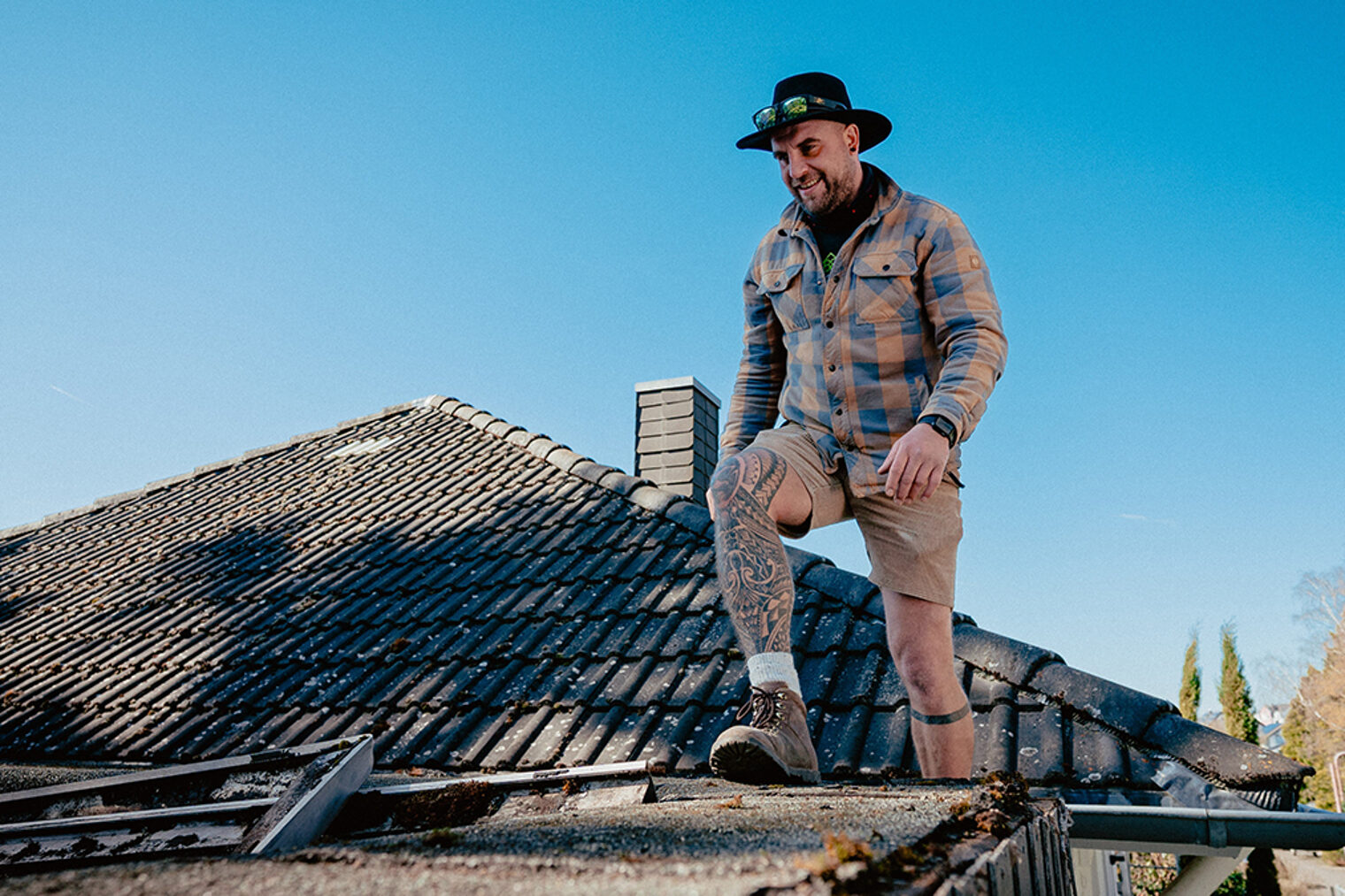 Robert Bartkowiak bei der Reparatur eines Daches.