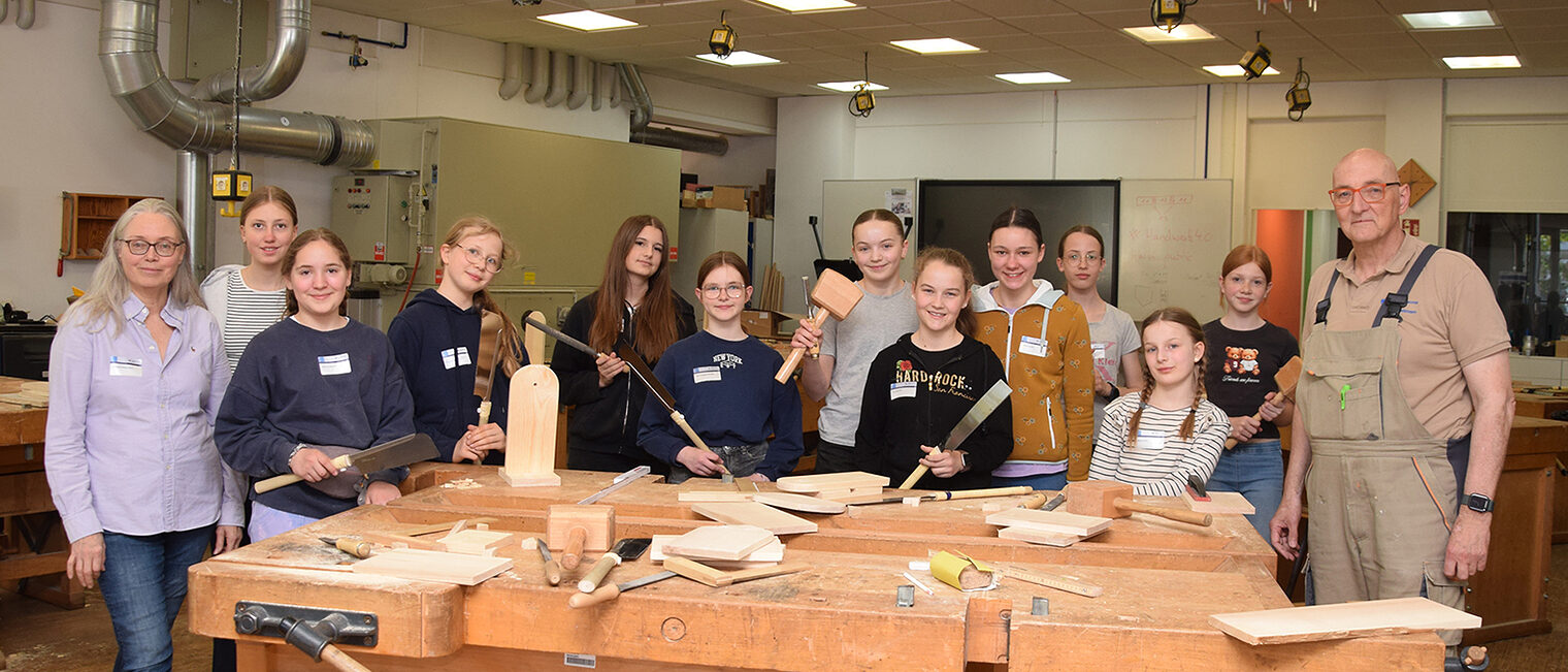 Teilnehmerinnen des Girls'Day mit dem Workshopleiter und der Ausbildungsberaterin in der Tischlerwerkstatt