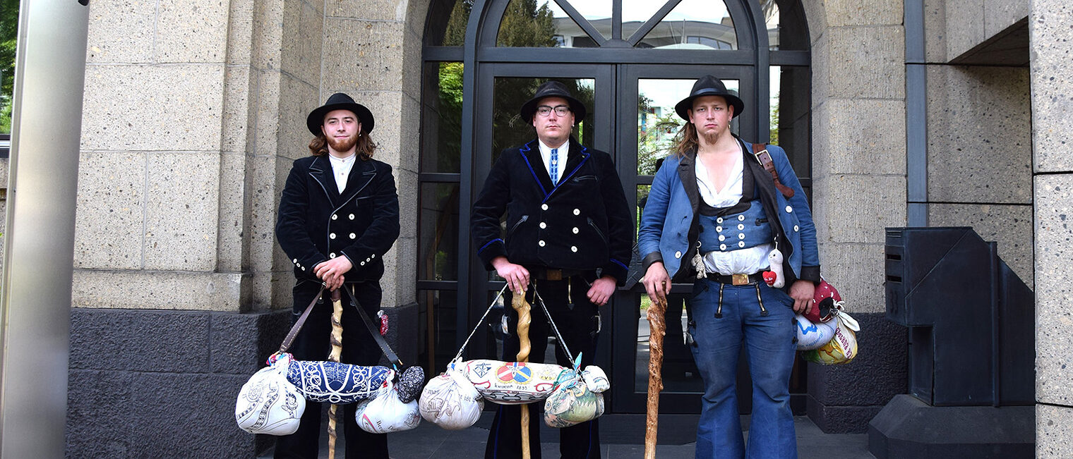 Gabriel, Fabio und Thor vor der Verwaltungszentrale der HwK Koblenz