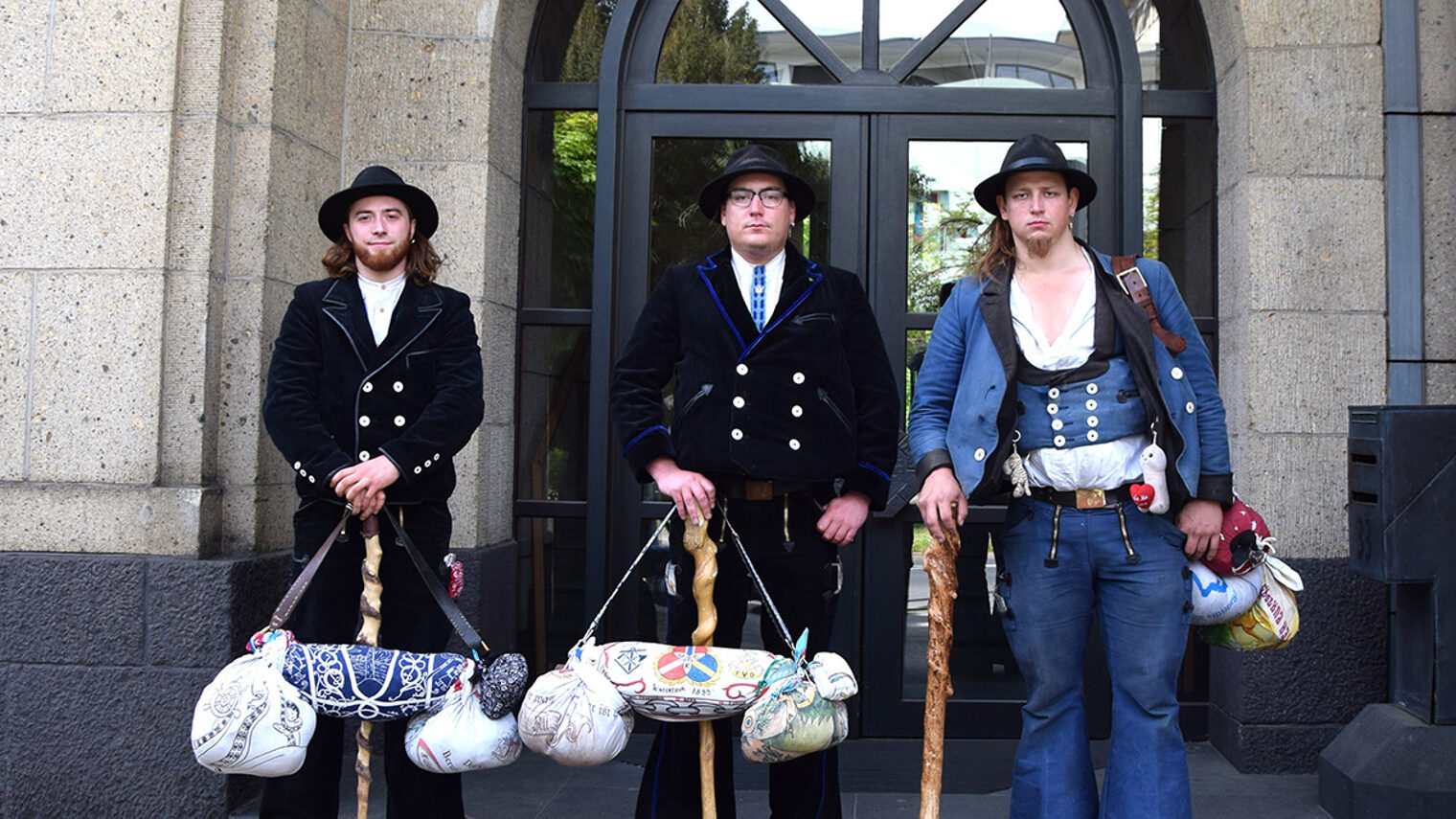Gabriel, Fabio und Thor vor der Verwaltungszentrale der HwK Koblenz