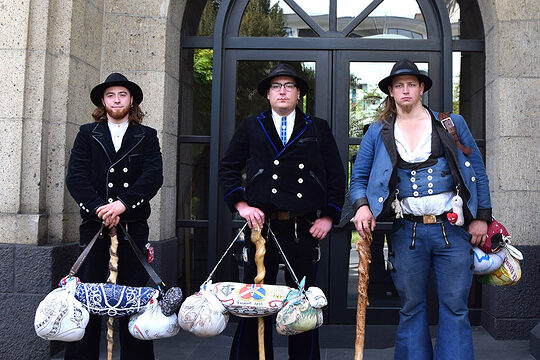 Gabriel, Fabio und Thor vor der Verwaltungszentrale der HwK Koblenz