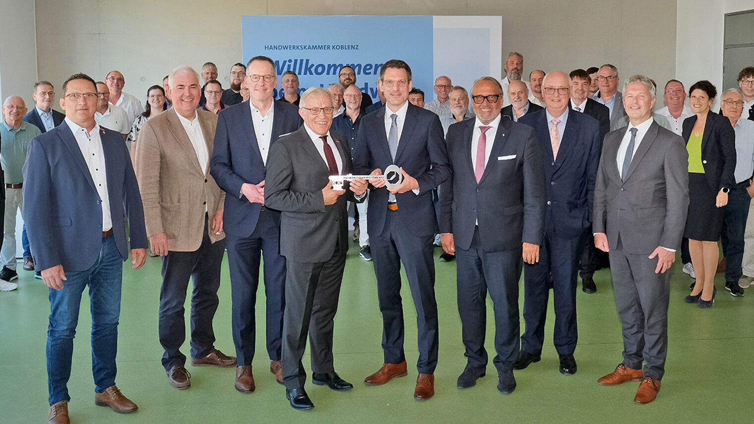 Gruppenbild anlässlich der symbolischen Schlüsselübergabe