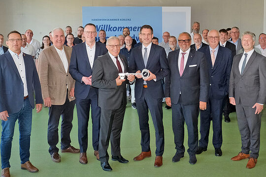 Gruppenbild anlässlich der symbolischen Schlüsselübergabe