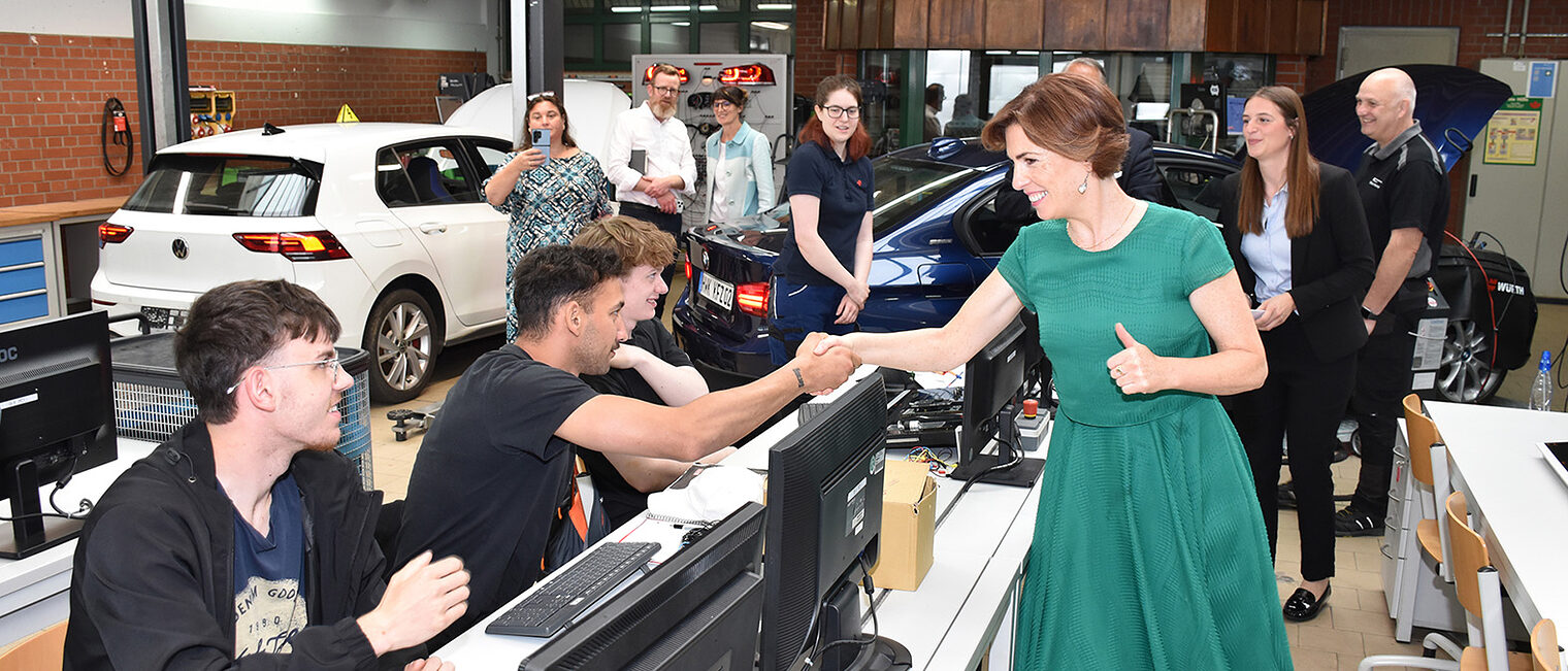 Kfz-Lehrlinge begrüßen die irische Bildungsministerin mit Handschlag.