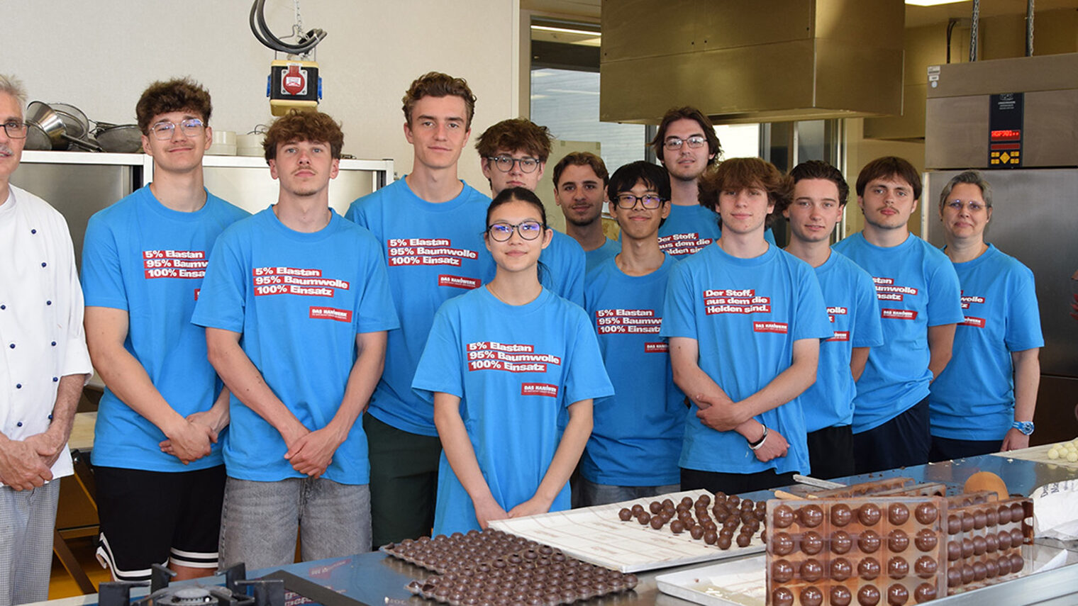 Gruppenbild der Oberstufenschüler gemeinsam mit Dozent Rainer Hahn und Lehrerin Sabine Schultheis in der Backstube