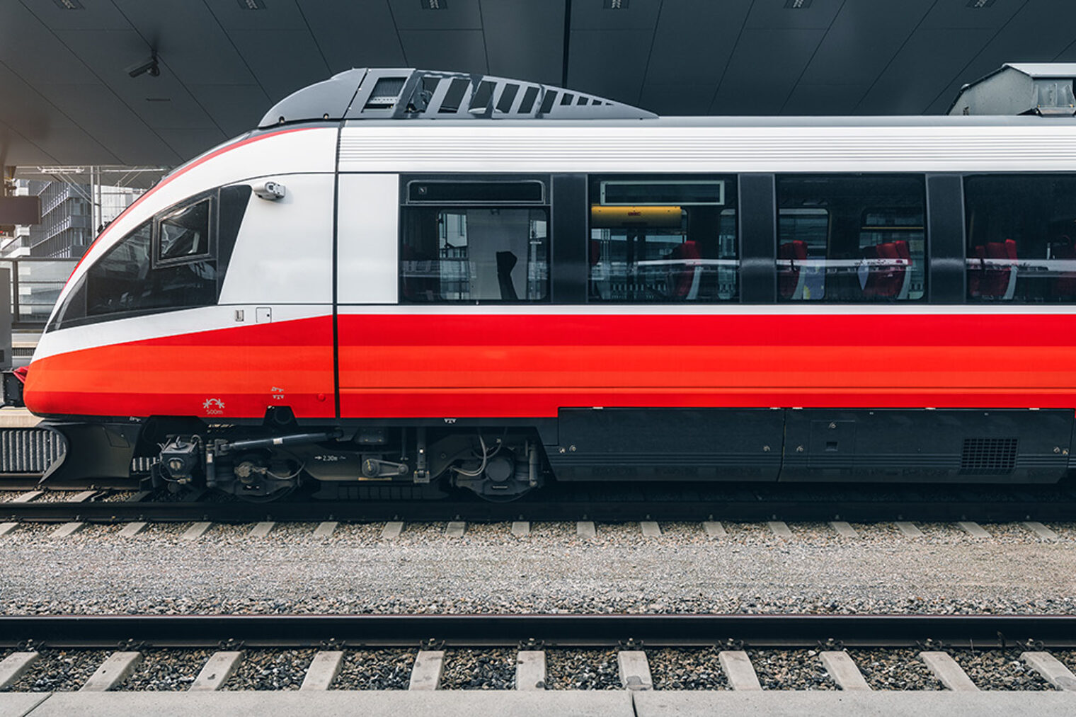 Ein Zug steht im Bahnhof.