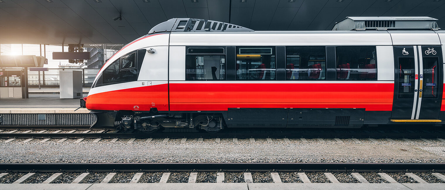 Ein Zug steht im Bahnhof.