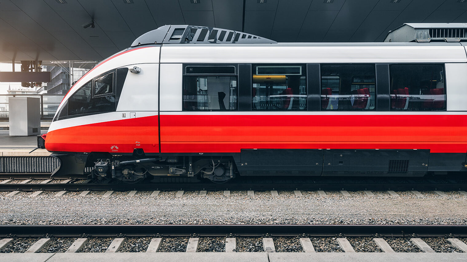 Ein Zug steht im Bahnhof.