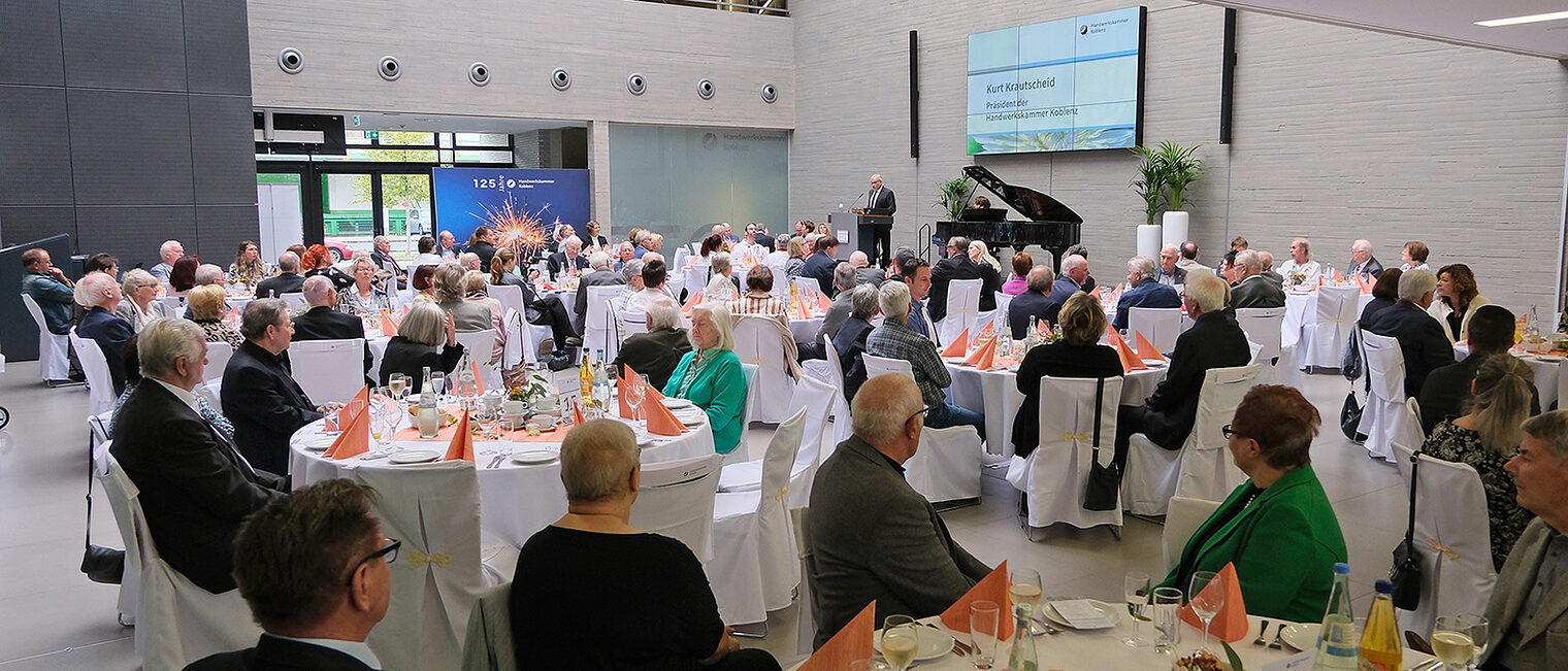 HwK-Präsident Kurt Krautscheid hielt eine Rede während der Feier zur Ehrung der Jubiläumsmeister.