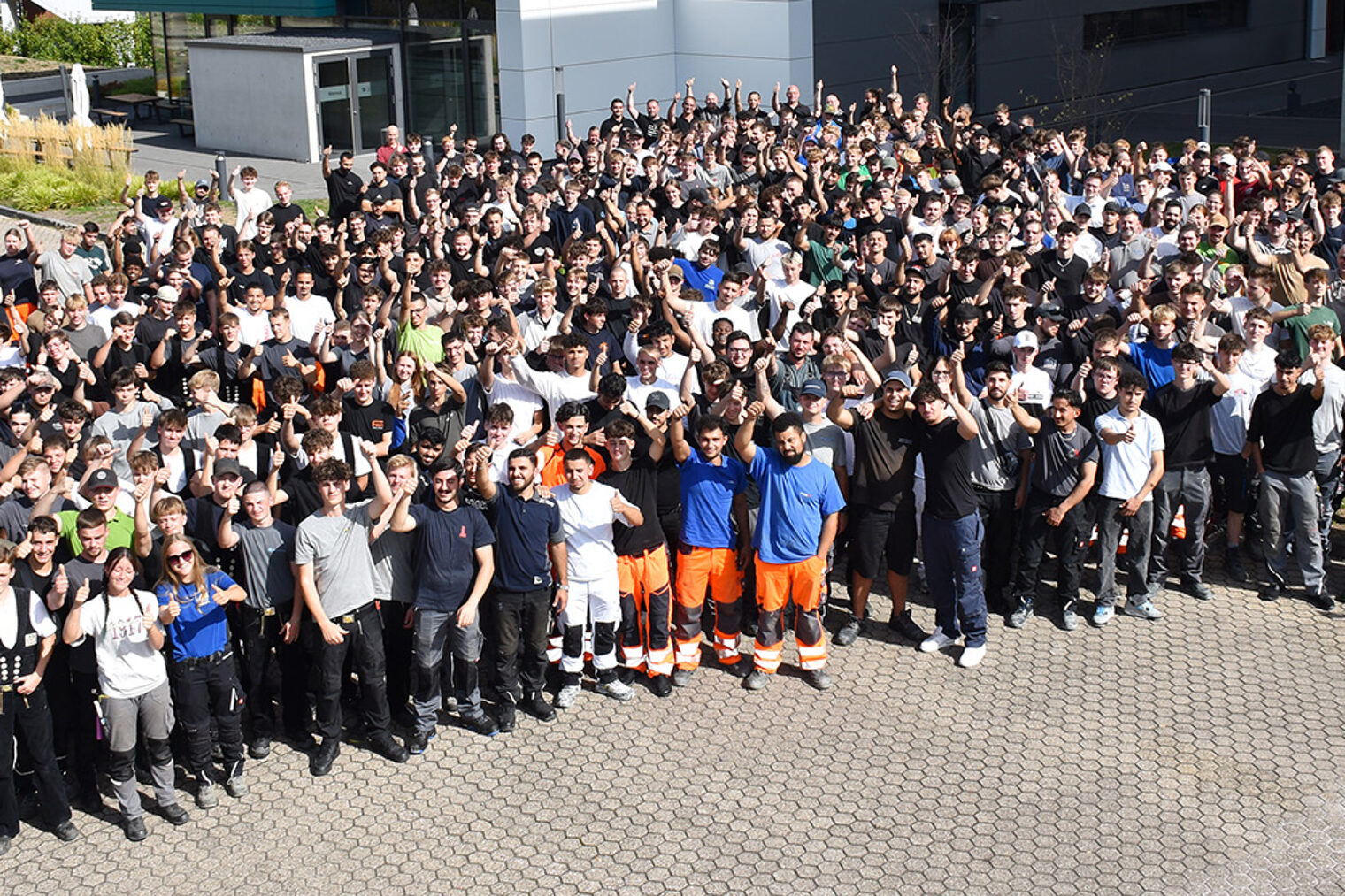 Gruppenfoto mit über 400 Lehrlingen vor den Berufsbildungszentren der HwK Koblenz
