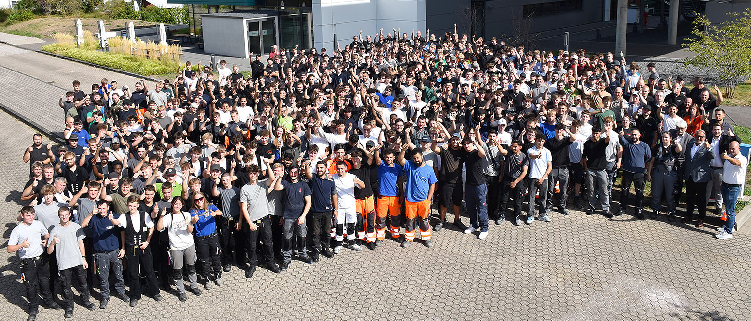 Gruppenfoto mit über 400 Lehrlingen vor den Berufsbildungszentren der HwK Koblenz