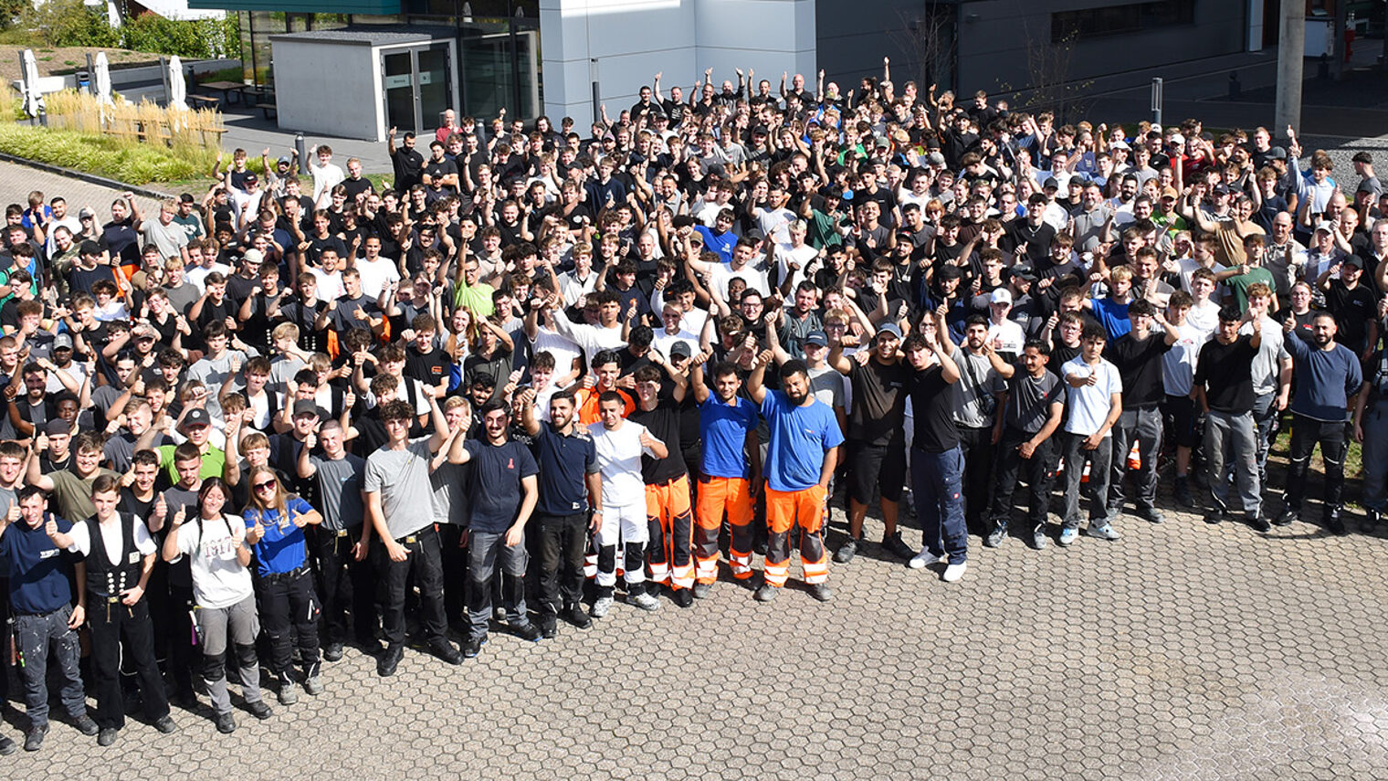 Gruppenfoto mit über 400 Lehrlingen vor den Berufsbildungszentren der HwK Koblenz