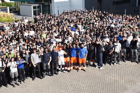 Gruppenfoto mit über 400 Lehrlingen vor den Berufsbildungszentren der HwK Koblenz